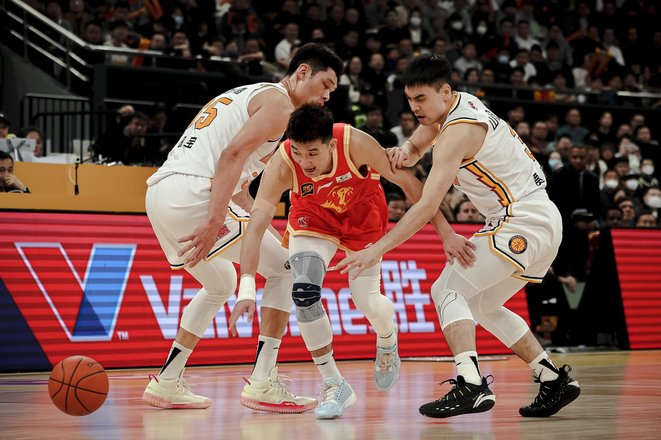 满冠体育-今晨山东男篮备战亚冠；临场应变细节曝光；压力陡增；控场能力受关注的简单介绍